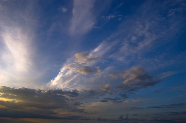 Красиві хмари кружляють один навколо одного на гарячому літньому вітрі
 - Фото, зображення