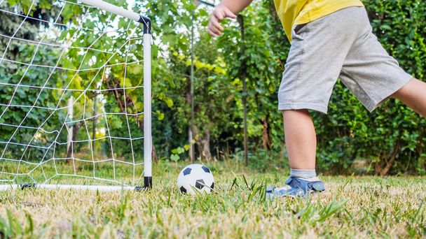 malý chlapec hraje fotbal - Fotografie, Obrázek