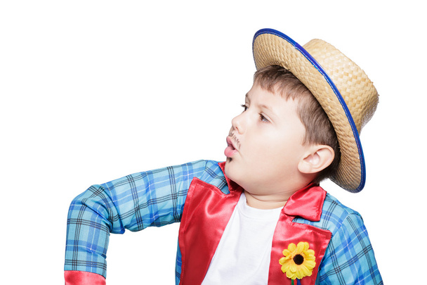αγόρι φορώντας ποζάρουν ψάθινο καπέλο - Φωτογραφία, εικόνα