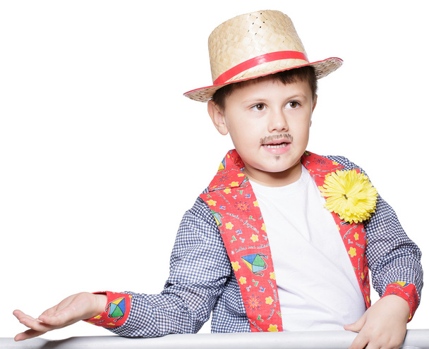 αγόρι φορώντας ποζάρουν ψάθινο καπέλο - Φωτογραφία, εικόνα