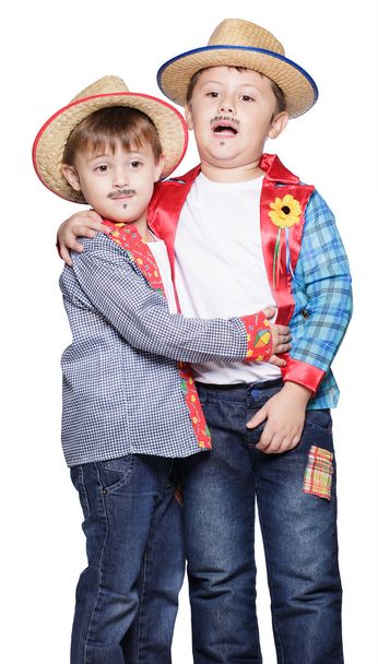 αγόρια φορώντας τα ψάθινα καπέλα που παρουσιάζουν - Φωτογραφία, εικόνα