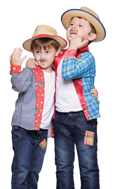 Мальчики в соломенных шляпах позируют
 - Фото, изображение