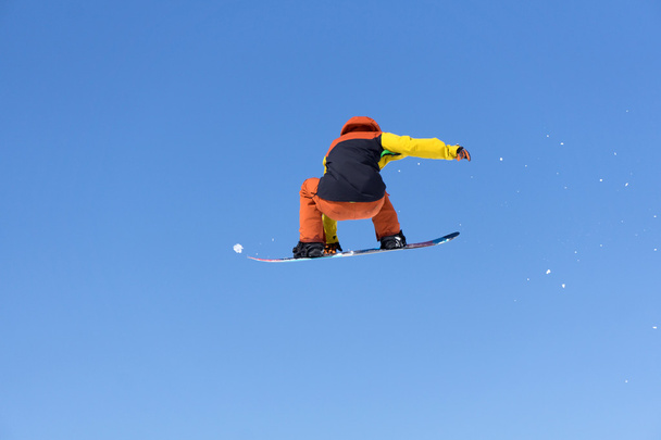 Snowboardista skoky ve Snowparku - Fotografie, Obrázek