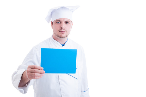 Chef o cocinero sosteniendo la tarjeta de papel azul con espacio de copia
 - Foto, imagen
