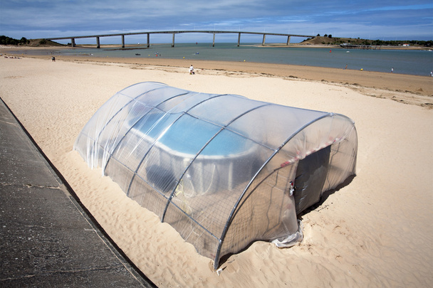 Piscina cubierta muy pequeña en la playa
 - Foto, imagen