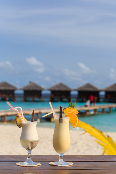 Due cocktail sulla spiaggia tropicale
 - Foto, immagini