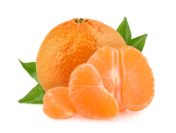 Mandarinas con rodajas aisladas sobre fondo blanco
 - Foto, Imagen