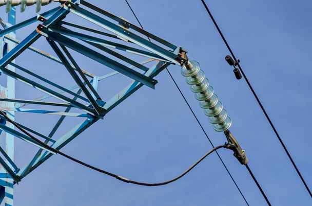 Klokvormige isolator keten van elektrische stroom transmissielijn - Foto, afbeelding