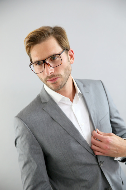Liikemies, jolla on silmälasit pystyssä
 - Valokuva, kuva