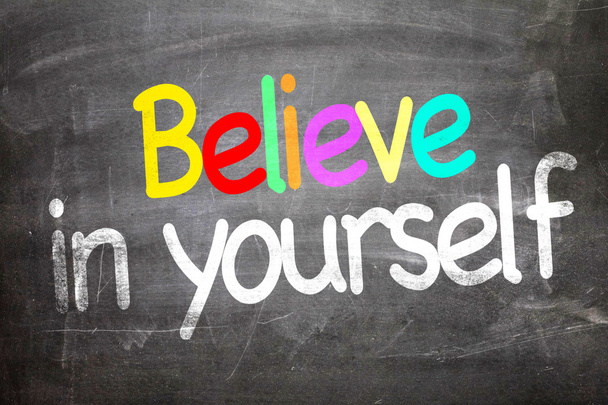 Πιστεύεις στον εαυτό σου σε μια chalkboard - Φωτογραφία, εικόνα