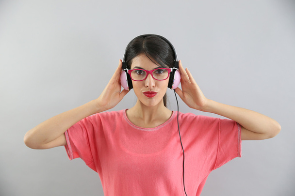 girl with eyeglasses using headphones - Fotoğraf, Görsel