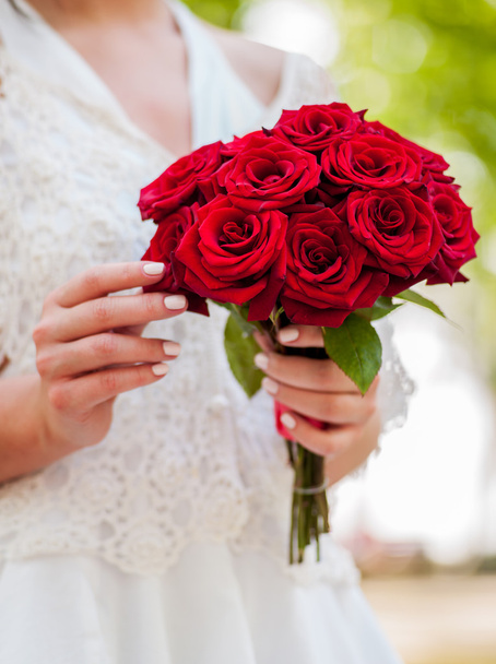 manos de novia con rosa roja
 - Foto, Imagen