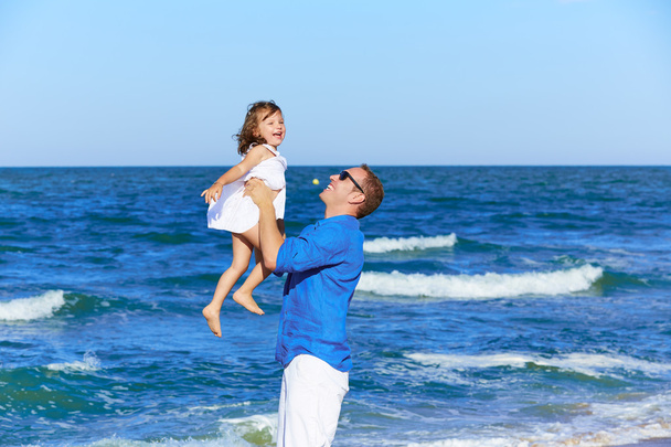 Père de famille tenant fille jouant plage
 - Photo, image