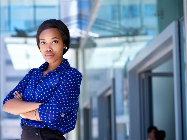 Femme d'affaires africaine confiante
 - Photo, image