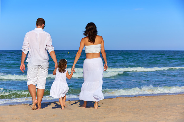 glückliche Familie am Strand Sand zu Fuß nach hinten - Foto, Bild