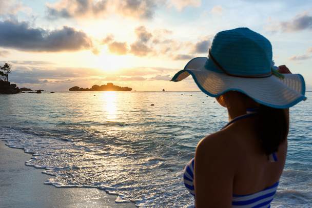 Meisje op het strand bij zonsopgang - Foto, afbeelding