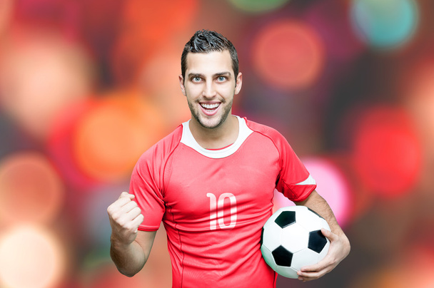 Футбольный фанат празднует в красной футболке
 - Фото, изображение