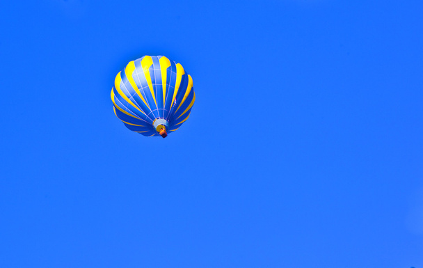 ballon sur la forêt dans le ciel bleu
 - Photo, image