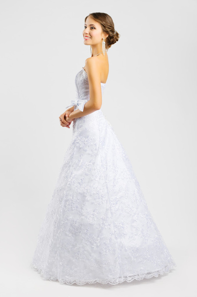Молодая женщина в свадебном платье
 - Фото, изображение