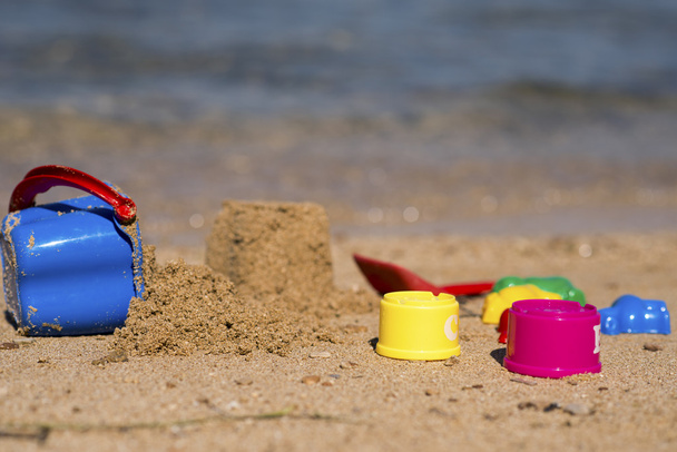 Пластиковые детские игрушки в песочнице или на пляже
 - Фото, изображение