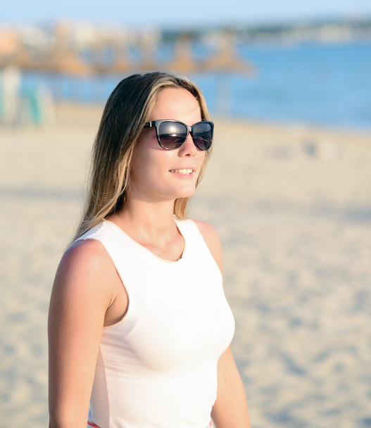 Ευτυχισμένος όμορφη παραλία γυναίκα που περπατά στην παραλία στις καλοκαιρινές διακοπές - Φωτογραφία, εικόνα
