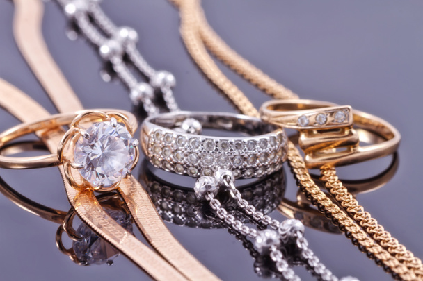 Ouro, anéis de prata e correntes
 - Foto, Imagem