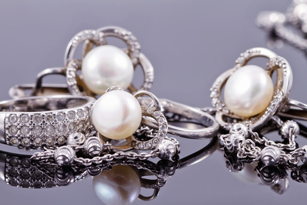 Jemné stříbrné prsteny a neobvyklý stříbrný řetízek - Fotografie, Obrázek