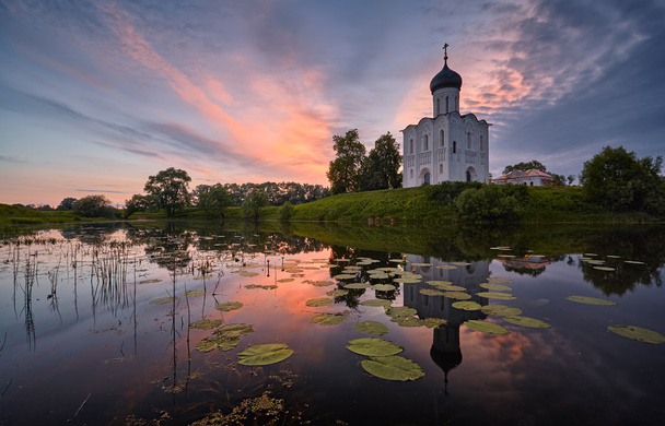 Golden sunshineChurch in the morning on the lake with beautiful clouds - Zdjęcie, obraz