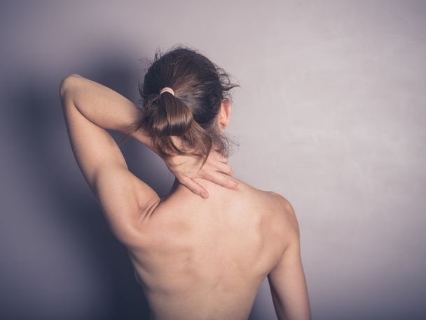 Mujer joven con dolor de cuello - Foto, imagen