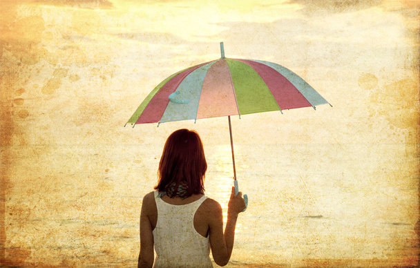 Deniz sahilinde şemsiye ile kız. - Fotoğraf, Görsel