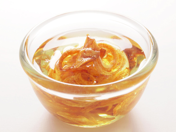Golden shallot oil - Фото, изображение