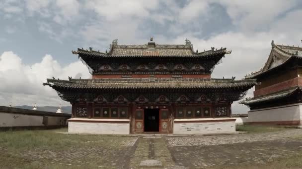 Színes ősi buddhista templomok, stupas és a falon a régi mongol kolostor Gyula Zuu buddhista kolostor - az egyik legrégebbi emlékek, Mongólia - Felvétel, videó