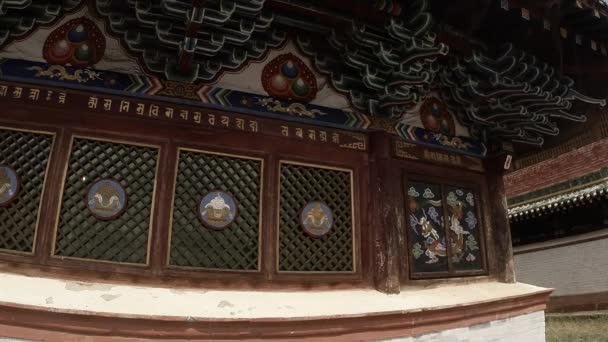 színes fali dekorációk az ősi buddhista templomban közelről Gyula Zuu buddhista kolostor - az egyik legrégebbi emlékek, Mongólia - Felvétel, videó