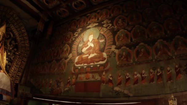egy nagy vallási alak, a falon egy ősi buddhista templom belsejében Gyula Zuu buddhista kolostor - az egyik legrégebbi emlékek, Mongólia - Felvétel, videó