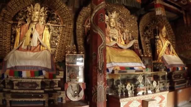 Három arany Buddha szobor belsejében egy buddhista templom ősi Margit Zuu buddhista kolostor - az egyik legrégebbi emlékek, Mongólia - Felvétel, videó