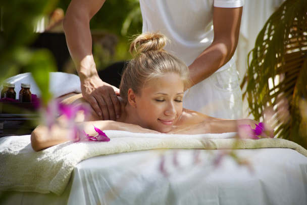 Felice giovane donna sorridente durante il massaggio in spa
 - Foto, immagini