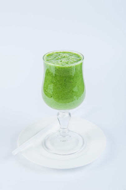 Glas gesunden grünen Gemüse-Smoothie isoliert auf weißem Hintergrund - Foto, Bild