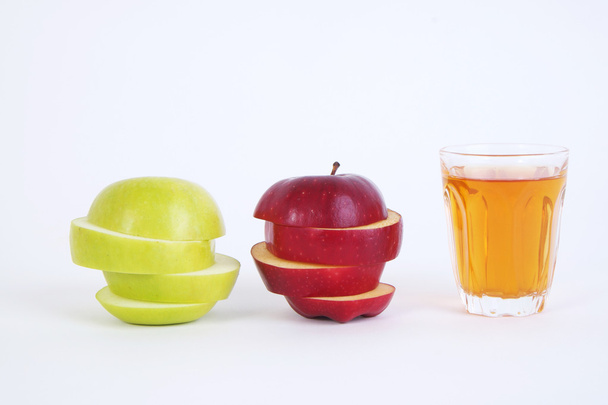 Apfelschnitze und Apfelsaft. roter und grüner Apfel auf weißem Hintergrund - Foto, Bild