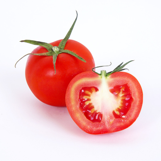 Tomaten. Ganze anderthalb isoliert auf weißem Hintergrund - Foto, Bild