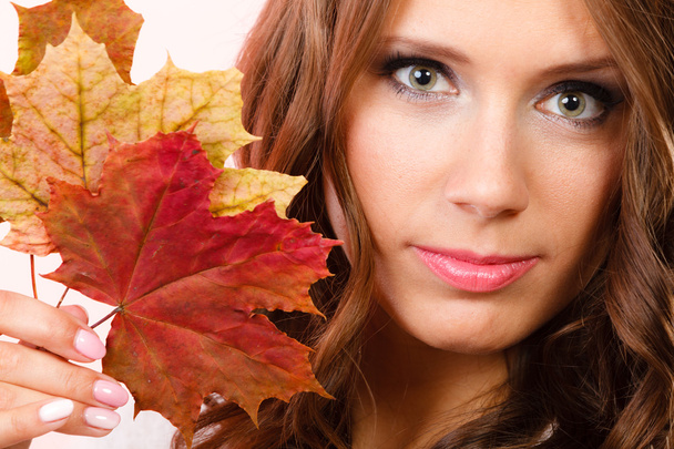 Krásná podzimní dívka s Javorové listy v ruce - Fotografie, Obrázek