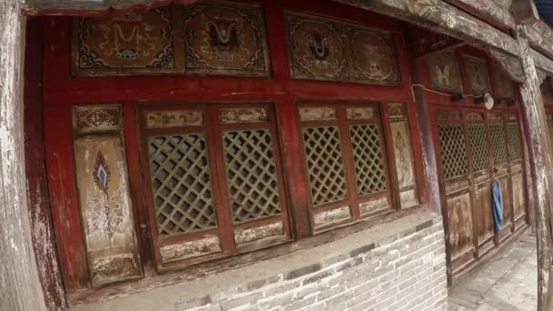 régi fa faragott buddhista templom fal az ablakok és ajtók, közeli Margit Zuu buddhista kolostor - az egyik legrégebbi emlékek, Mongólia - Felvétel, videó