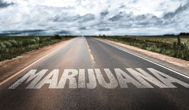 Marihuana en carretera rural
 - Foto, Imagen