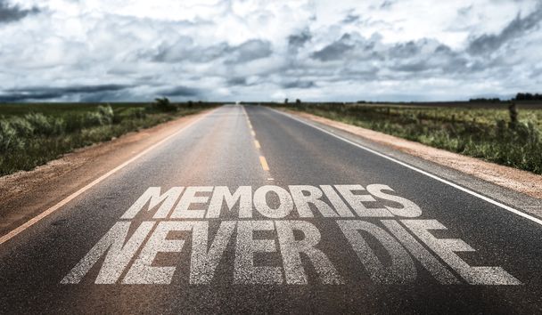 Herinneringen nooit sterven op landelijke weg - Foto, afbeelding