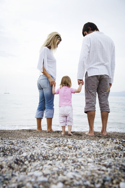 Perhe rannalla - Valokuva, kuva