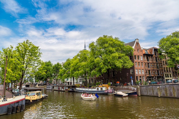 Amsterdamskie kanały i łodzi, Holandia. - Zdjęcie, obraz