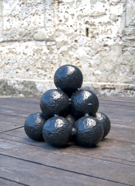 Bolas de canhão em exposição
 - Foto, Imagem