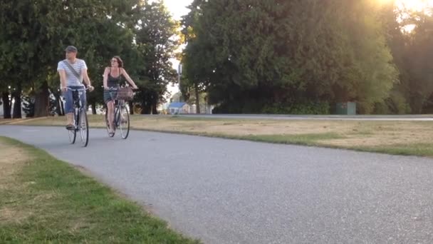 άνθρωποι τζόκινγκ και ιππασία ποδήλατο στο πάρκο stanley - Πλάνα, βίντεο