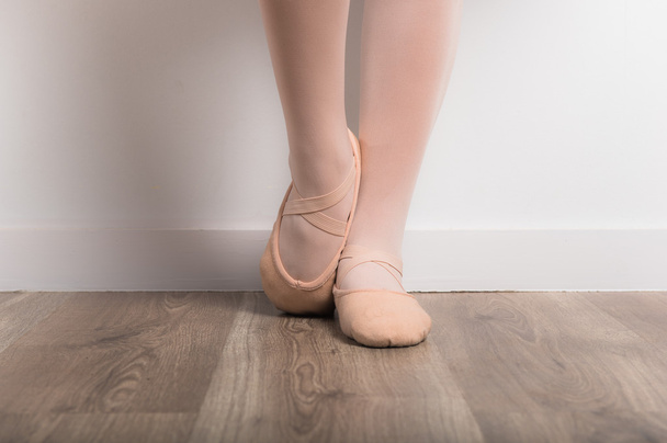 Дівчина-підліток балерина танцівниця в студії
 - Фото, зображення