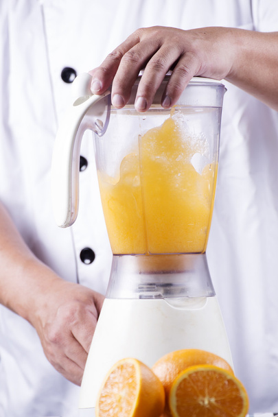 Chef-kok maken jus d'orange smoothie - Foto, afbeelding