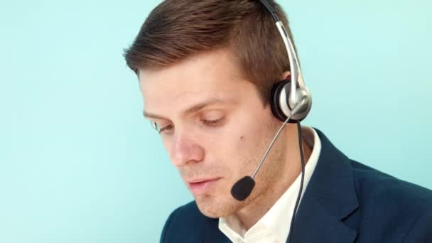 Mann löst das Problem des Kundenrufcenters - Filmmaterial, Video